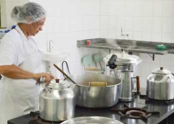 Prefeitura faz novo chamamento de merendeiras e motoristas do transporte escolar