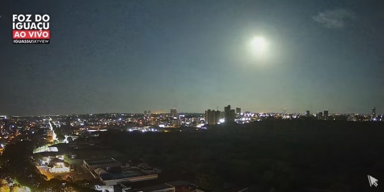 Meteoro também foi visto no céu de Foz do Iguaçu