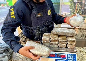 RF apreende haxixe e cocaína com passageira de aplicativo