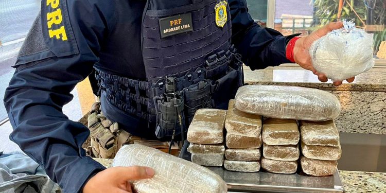 RF apreende haxixe e cocaína com passageira de aplicativo