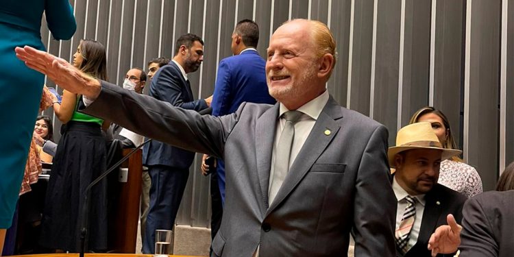 Vermelho assume o seu segundo mandato como Deputado Federal