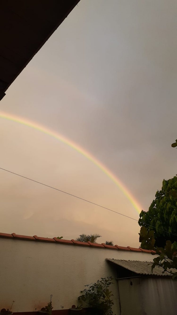 Arco-íris coloriu o céu da fronteira nesta manhã