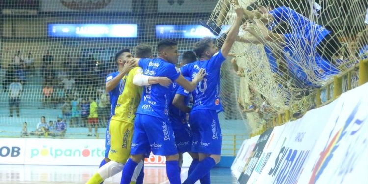 Foz Cataratas vence Campo Mourão na estreia do paranaense