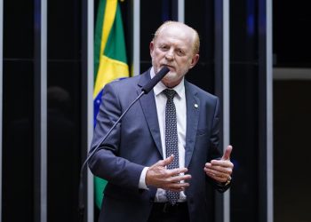 Vermelho prega a retomada urgente do crescimento no país