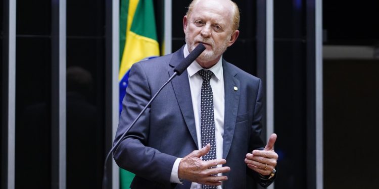 Vermelho prega a retomada urgente do crescimento no país