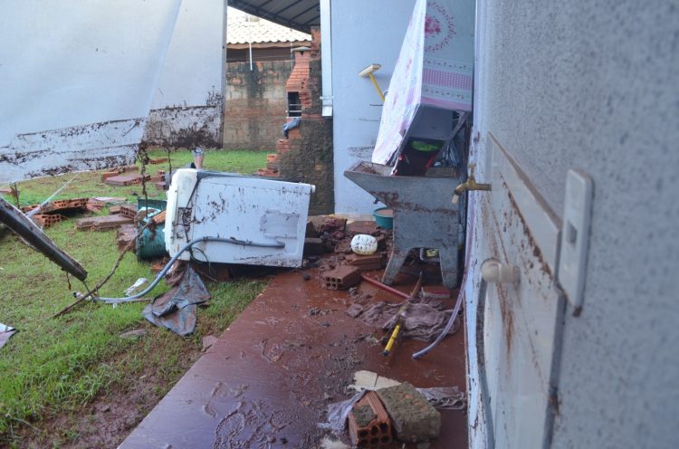 Obras da Perimetral Leste podem ter provocado alagamentos em casas do Bairro Dom Giovane