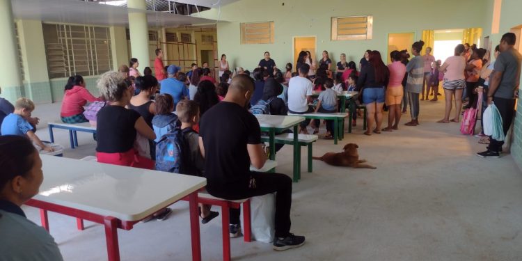 Escola Municipal Duque de Caxias começou hoje o ano letivo, mas não foi para todos os alunos