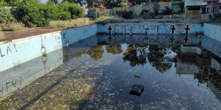 Imóveis abandonados servem de criadouro para o mosquito da dengue