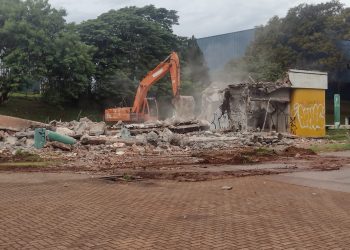 Prédio abandonado, que servia de depósito de lixo em Foz, foi destruído hoje