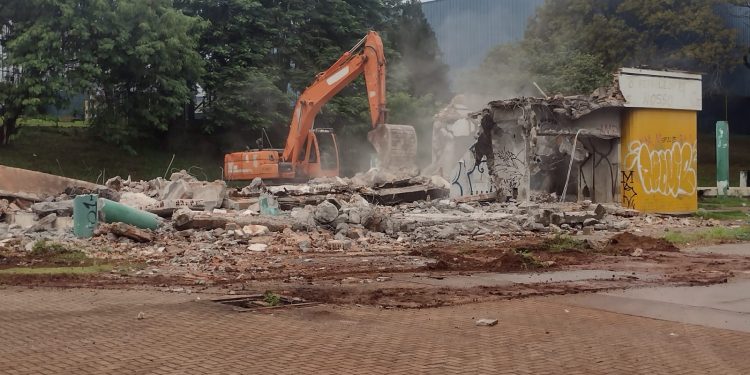 Prédio abandonado, que servia de depósito de lixo em Foz, foi destruído hoje
