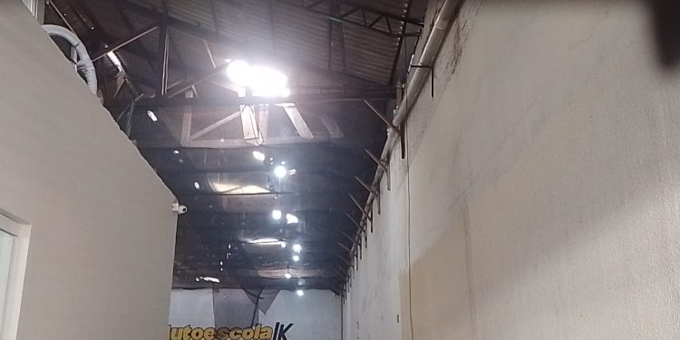 Homem morre ao cair do telhado de uma autoescola em Foz