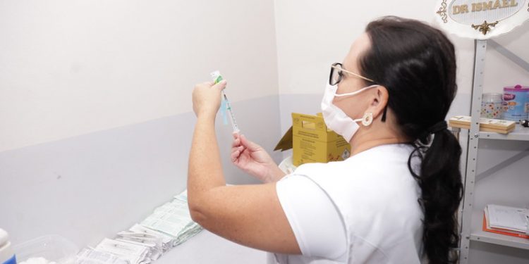 Foz amplia vacinação da bivalente contra a Covid-19 para população acima de 18 anos