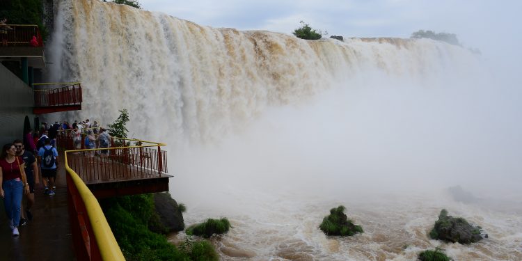 Cataratas do Iguaçu está com vazão d’água de 3 milhões de litros