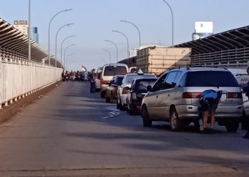 Protesto de ex-empregados da Itaipu do Paraguai está impedindo o trânsito na Ponte da Amizade