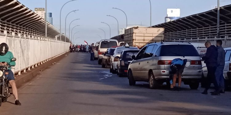 Protesto de ex-empregados da Itaipu do Paraguai está impedindo o trânsito na Ponte da Amizade
