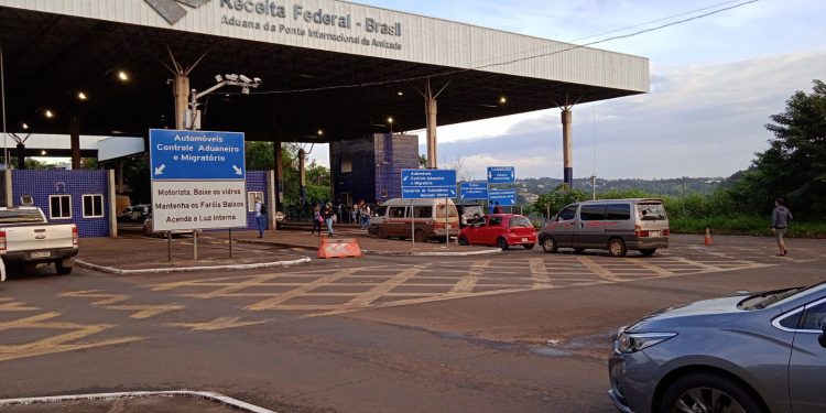 Trânsito normal na Ponte da Amizade