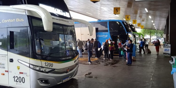 Feriadão faz aumentar o movimento na rodoviária de Foz