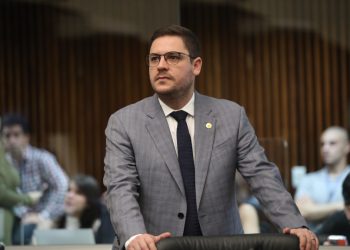 Projeto quer que agências bancárias e estabelecimentos financeiros forneçam comprovantes do início do atendimento