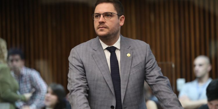 Projeto quer que agências bancárias e estabelecimentos financeiros forneçam comprovantes do início do atendimento