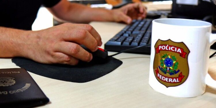 PF deflagra operação para investigar inserção de dados falsos de vacinação nos sistemas da Saúde