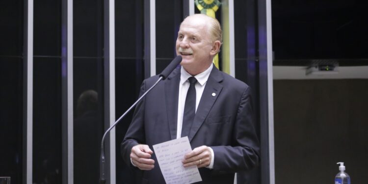 Vermelho diz que Piso Nacional da Enfermagem é uma vitória da categoria