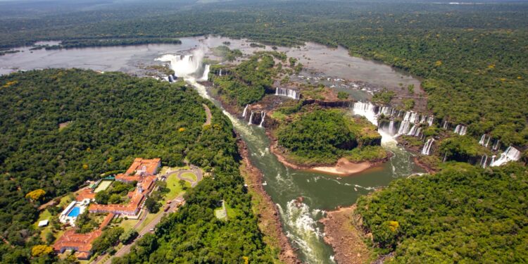 Conheça os dois lados das Cataratas do Iguaçu