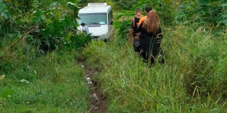 Flagrante mostra assalto a uma van com um grupo de professores, a caminho do Paraguai