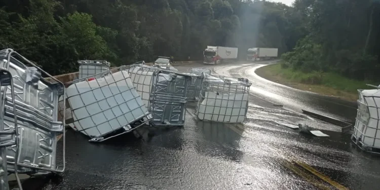 BR 277 está interditada por causa do acidente, no Km 484, em Nova Laranjeiras