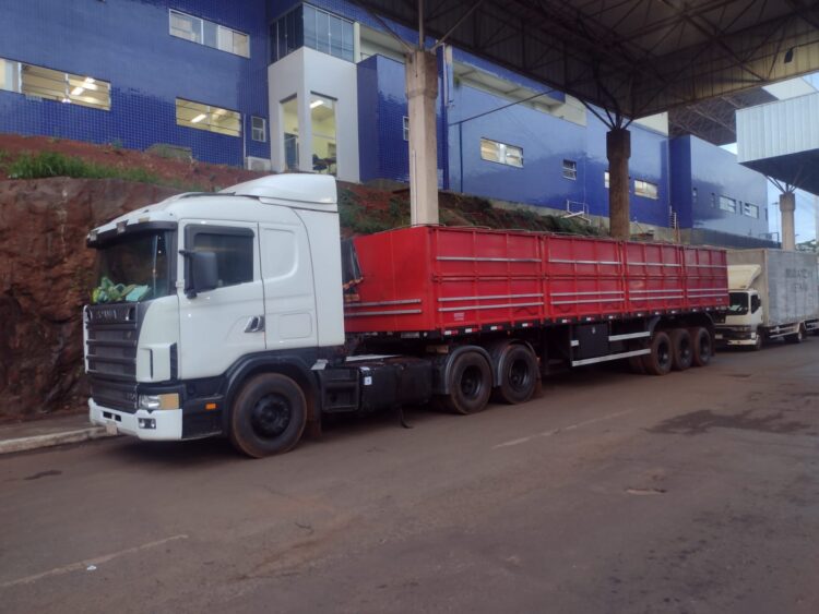 Carreta com maconha escondida nos pneus e tanque de combustível é apreendida na Ponte da Amizade