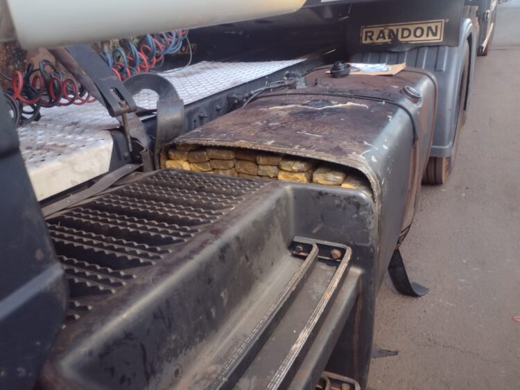 Carreta com maconha escondida nos pneus e tanque de combustível é apreendida na Ponte da Amizade