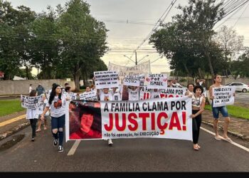 Familiares e amigos de Ismael Flores fazem protesto pedindo justiça