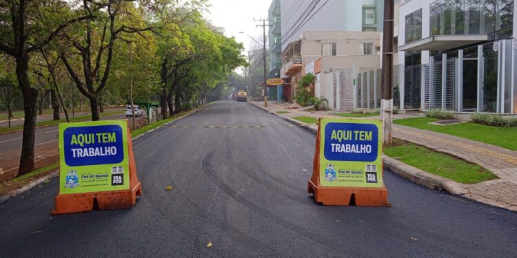 Atenção motoristas: trecho na rua Padre Bernardo Plate, marginal da Av Paraná, está interrompido