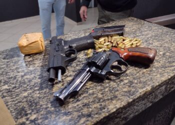 Polícia faz operação e apreende armas, munições e cinco pessoas são encaminhadas para a delegacia