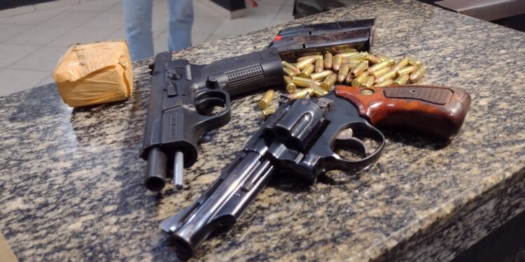 Polícia faz operação e apreende armas, munições e cinco pessoas são encaminhadas para a delegacia