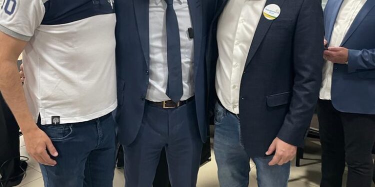 General Joaquim Silva e Luna assina ficha de filiação no Republicanos de Foz