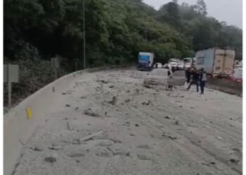 Carreta carregada de cimento tomba na curva do Castelinho em Matelândia