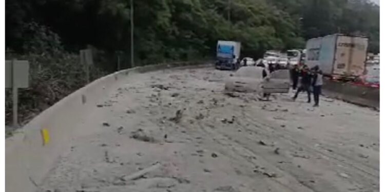 Carreta carregada de cimento tomba na curva do Castelinho em Matelândia