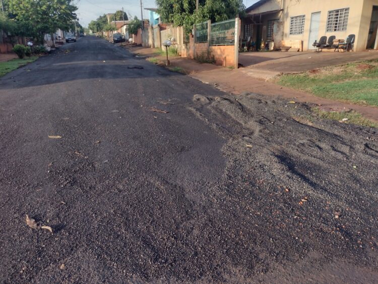 Moradores reclamam das ruas esburacadas e qualidade do asfalto em Foz
