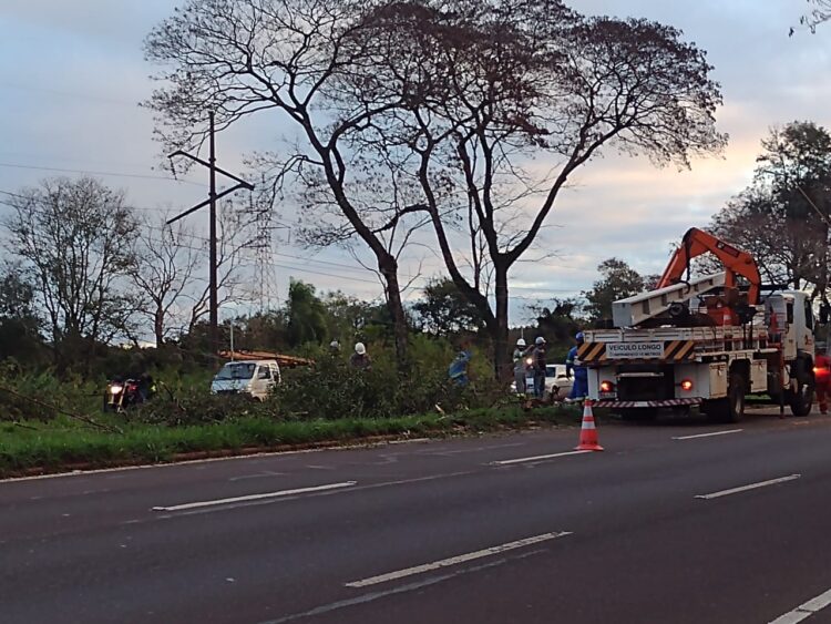 Técnicos da Copel trabalham na recuperação da rede elétrica, afetada pelo temporal dessa quarta-feira