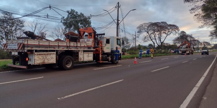 Técnicos da Copel trabalham na recuperação da rede elétrica, afetada pelo temporal dessa quarta-feira