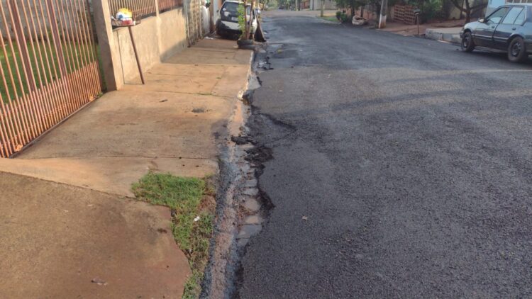 Moradores reclamam das ruas esburacadas e qualidade do asfalto em Foz