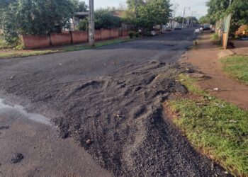Moradores reclamam das ruas esburacadas e qualidade do asfalto em Foz