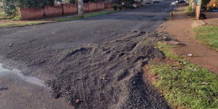 Moradores reclamam das ruas esburacadas e qualidade do asfalto em Foz