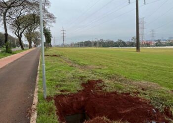 Furto de cabos e postes de iluminação danificados deixam área às escuras na avenida de acesso à Itaipu