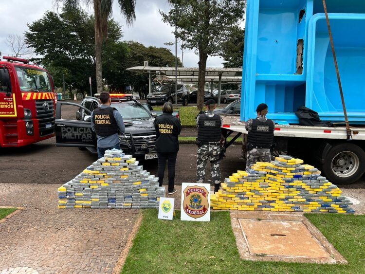 Fundos falsos em piscinas de fibra viram esconderijos para 470 kg de cocaína
