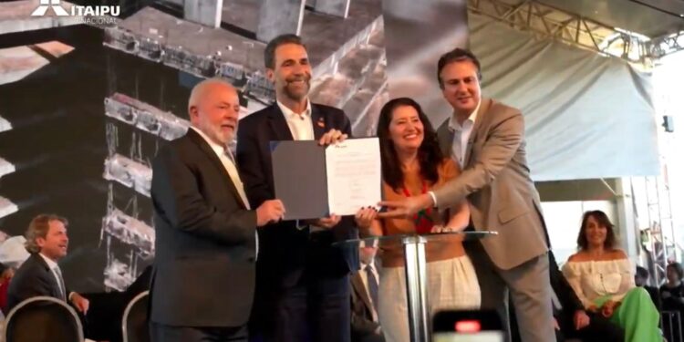 Lula assina em Foz do Iguaçu acordo para a retomada da obra do campus da Unila