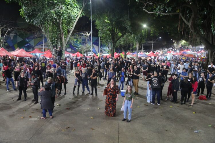 Quase cinco mil pessoas se divertem no primeiro dia de Megarock em Foz