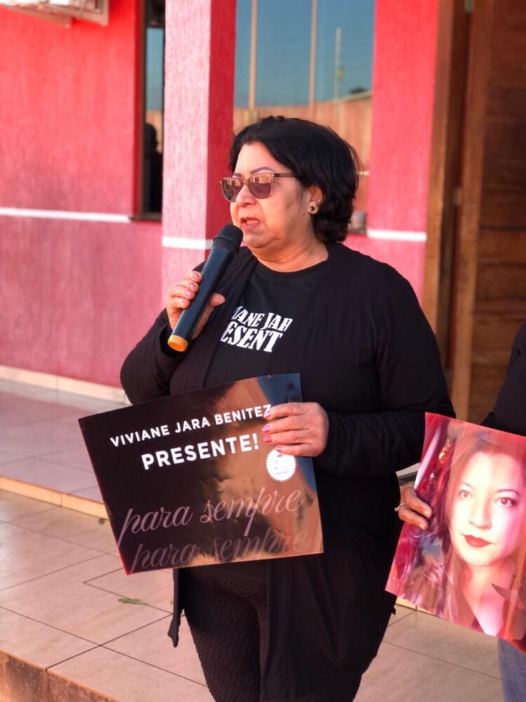 Passeata pede conclusão de investigação interna no Hospital Municipal sobre a morte de professora