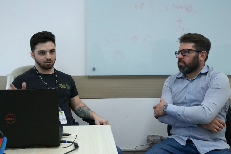 Ferramenta criada por universitários com dados de aplicativo auxilia gestão de trânsito