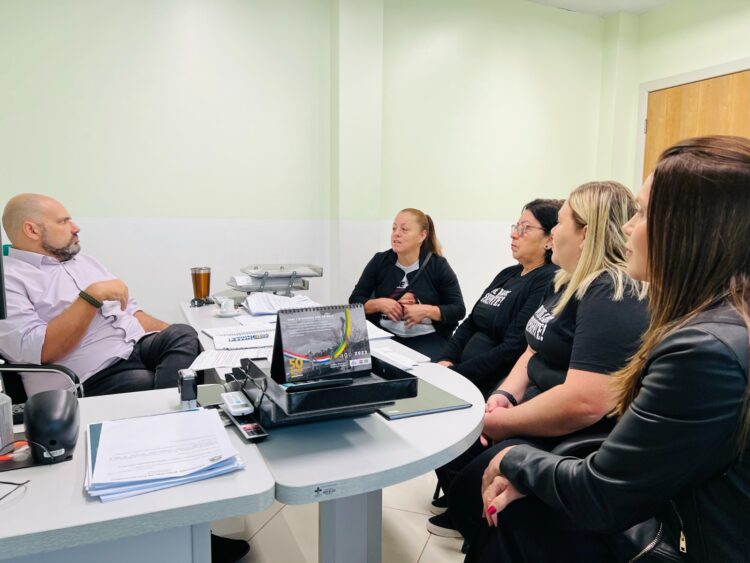 Passeata pede conclusão de investigação interna no Hospital Municipal sobre a morte de professora